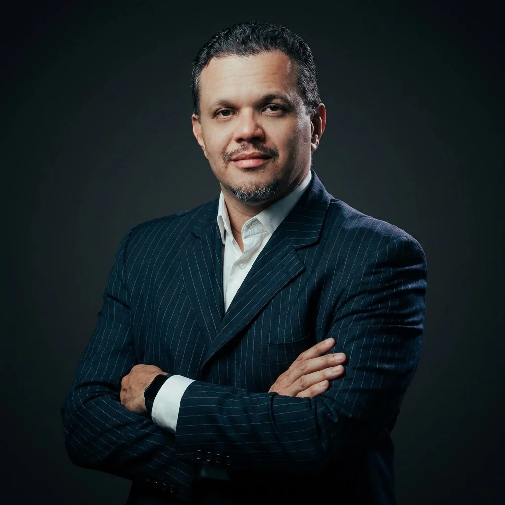 Retrato de Sandro San, fundador da Empire Publisher